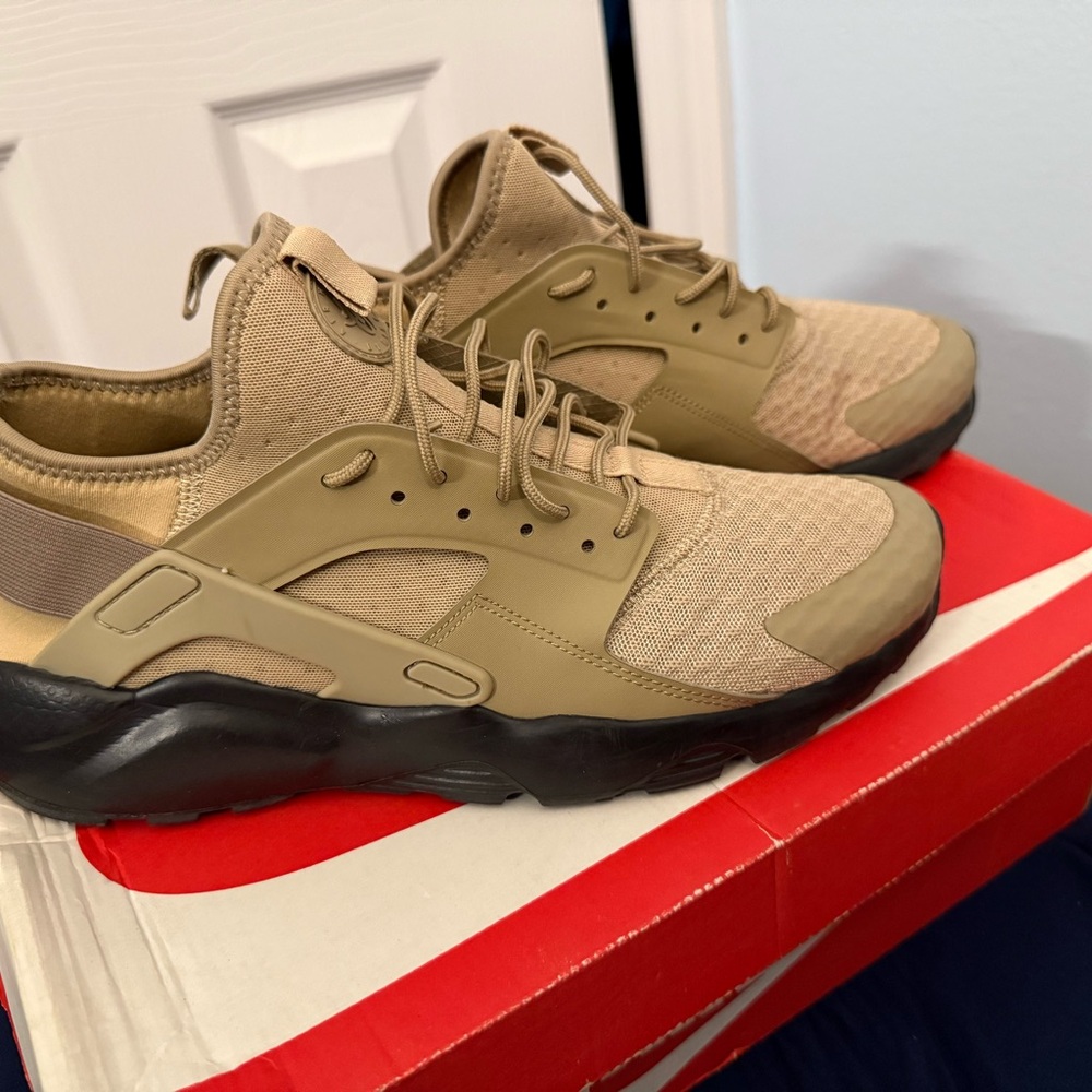 Nike Men's Beige and Black Sneakers